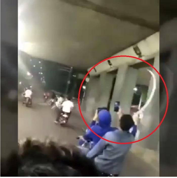 viral-video-pemotor-ugal-ugalan-keliling-pakai-senjata-tajam-sahur-on-the-road-dilarang.jpg