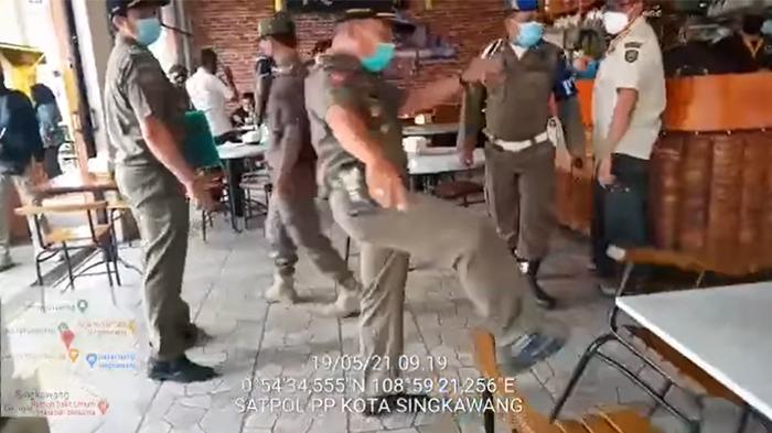 viral-video-satpol-pp-tendang-kursi-saat-razia-prokes-wali-kota-singkawang-minta-maaf.jpg