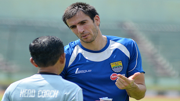 vujovic-ngobrol-dengan-djanur_20141130_093155.jpg