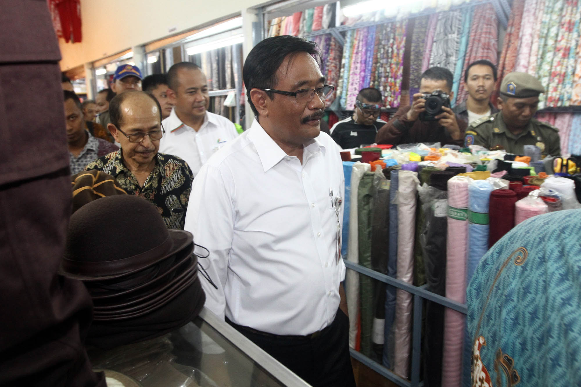wagub-djarot-kunjungi-pasar-rumput_20161021_141440.jpg