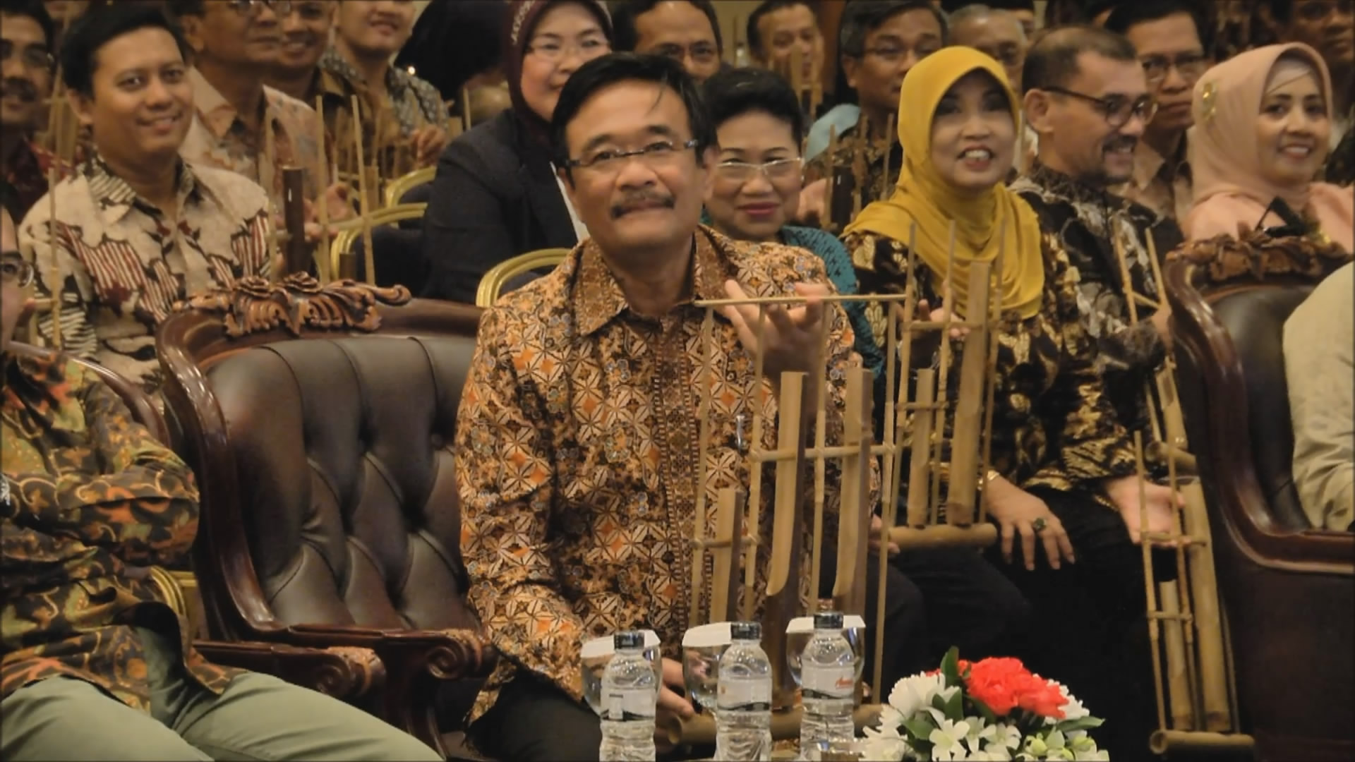 wagub-djarot-saiful-hidayat-main-angklung_20160412_133144.jpg