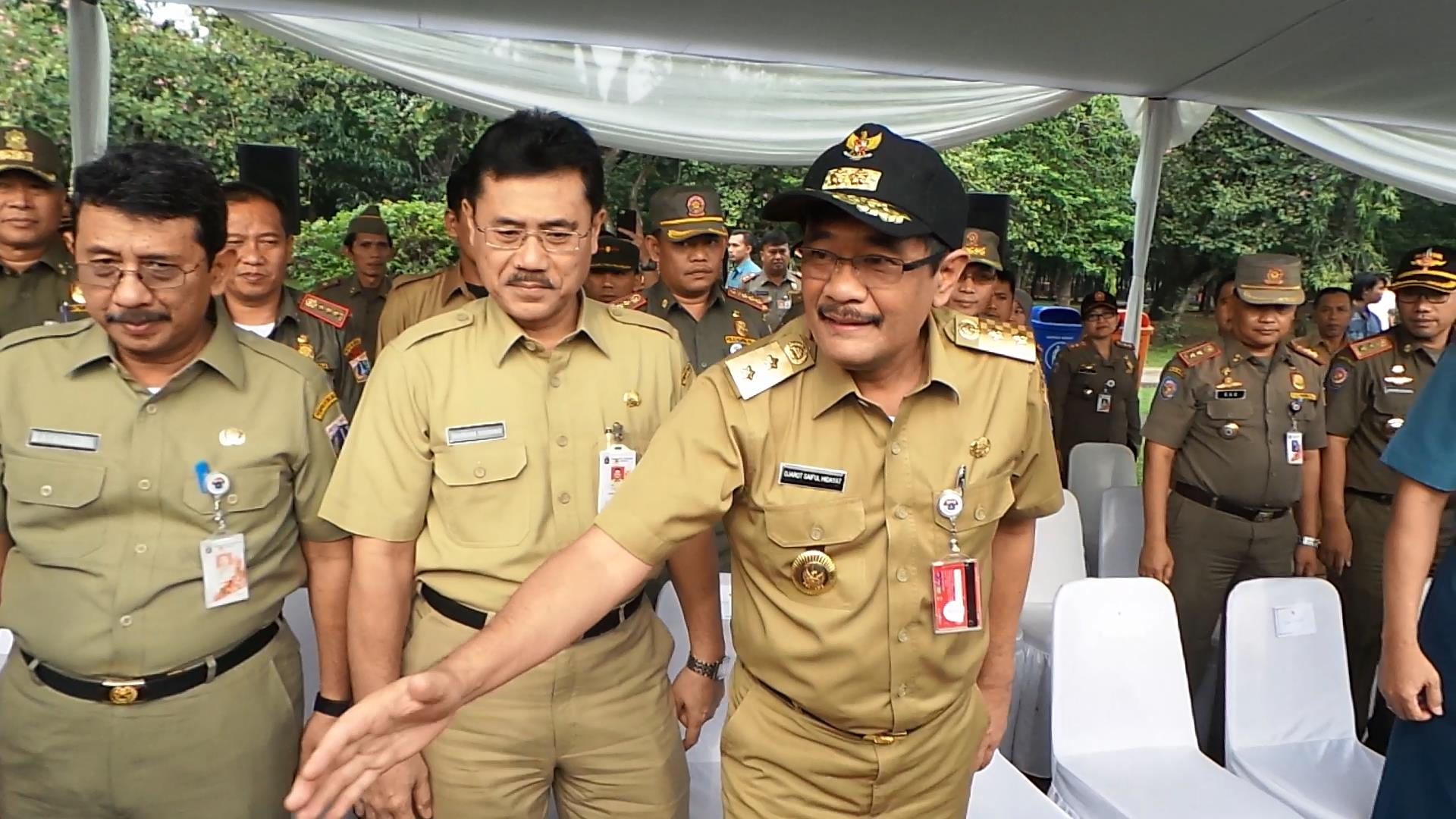 wagub-dki-djarot-pimpin-pemusnahan-miras-di-monas_20160629_124428.jpg