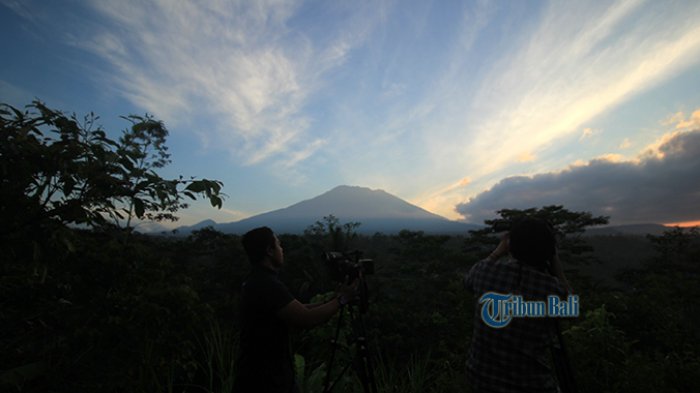 wajah-gunung-agung-terlihat-dari-pos-pantau-gunung-api-agung_20170928_201314.jpg