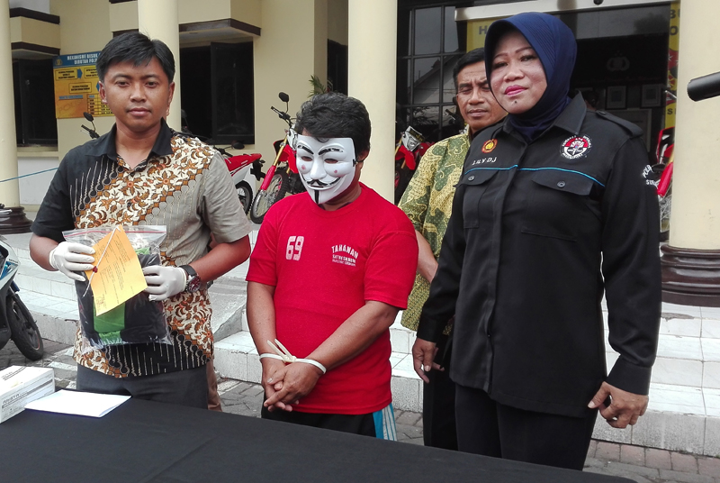 wakasat-reskrim-polrestabes-surabaya-kompol-i-dewa-gede-juliana-kiri-menunjukan-barang-bukti-atas_20171208_161017.jpg
