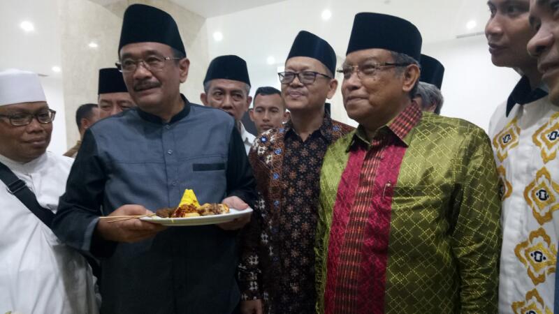 wakil-gubernur-dki-djarot-saiful-hidayat-didampingi-ketua-umum-pbnu-said-aqil-siroj_20170417_211320.jpg
