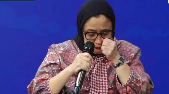 MINTA MAAF - Wakil Kepala Badan Gizi Nasional (BGN), Nanik S Deyang, tak kuasa menahan tangis saat menyampaikan permohonan maaf terkait kasus keracunan makanan bergizi gratis (MBG) yang menimpa ribuan anak, Jumat (26/9/2025) di kantor BGN, Jakarta.