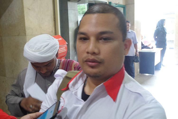 wakil-ketua-acta-ali-lubis-di-kantor-bareskrim-polri.jpg