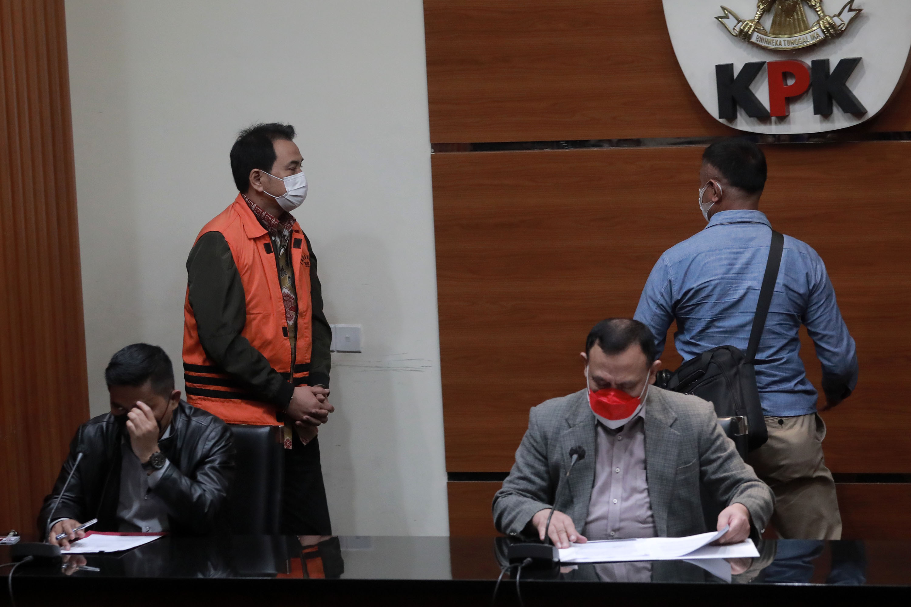 wakil-ketua-dpr-ri-azis-syamsuddin-resmi-ditahan-kpk_20210925_023216.jpg