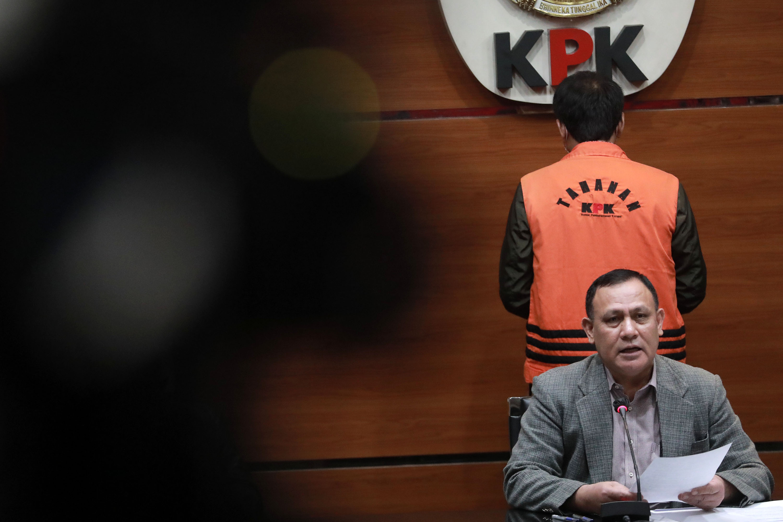 wakil-ketua-dpr-ri-azis-syamsuddin-resmi-ditahan-kpk_20210925_023452.jpg