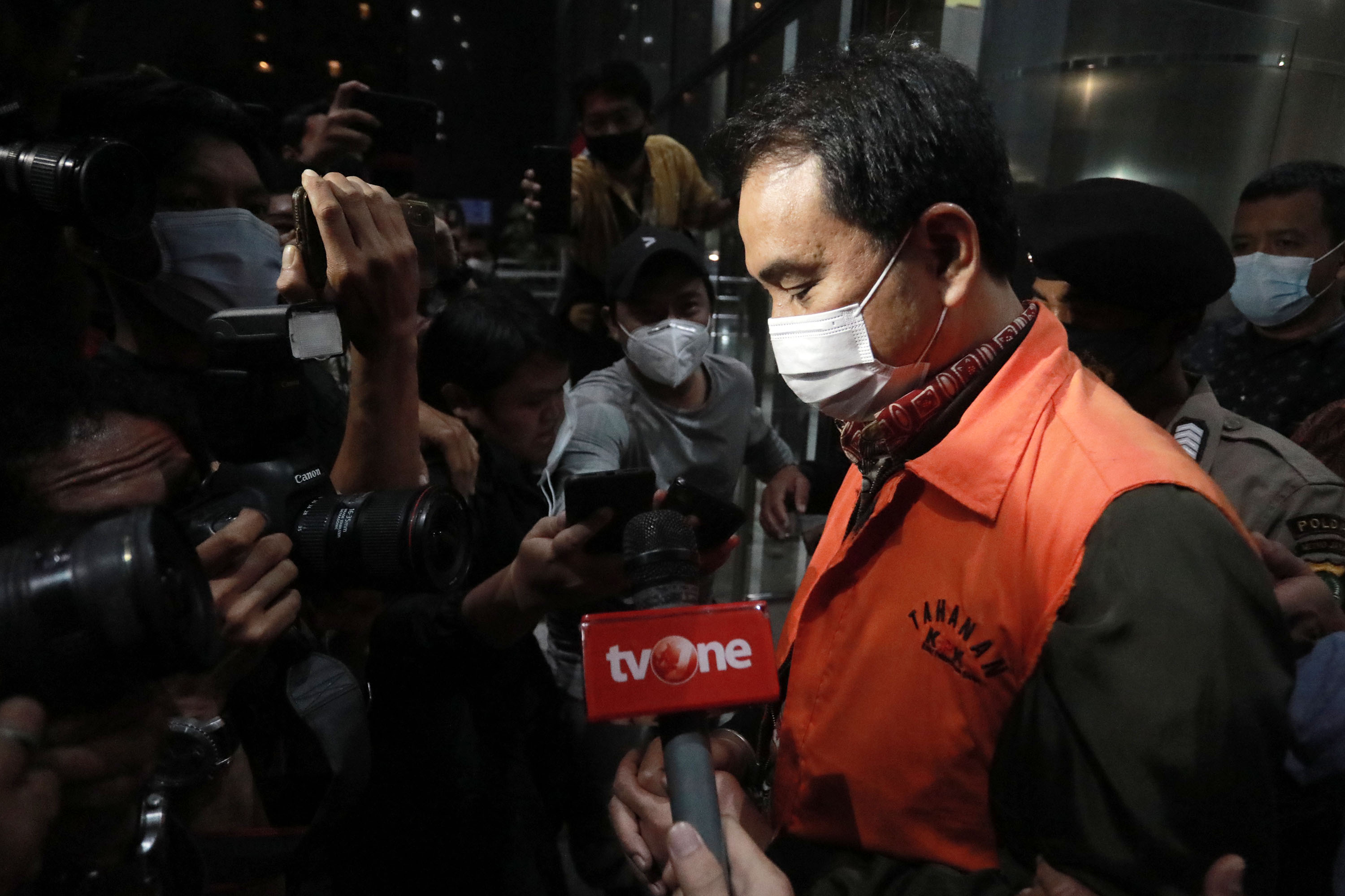 wakil-ketua-dpr-ri-azis-syamsuddin-resmi-ditahan-kpk_20210925_024317.jpg