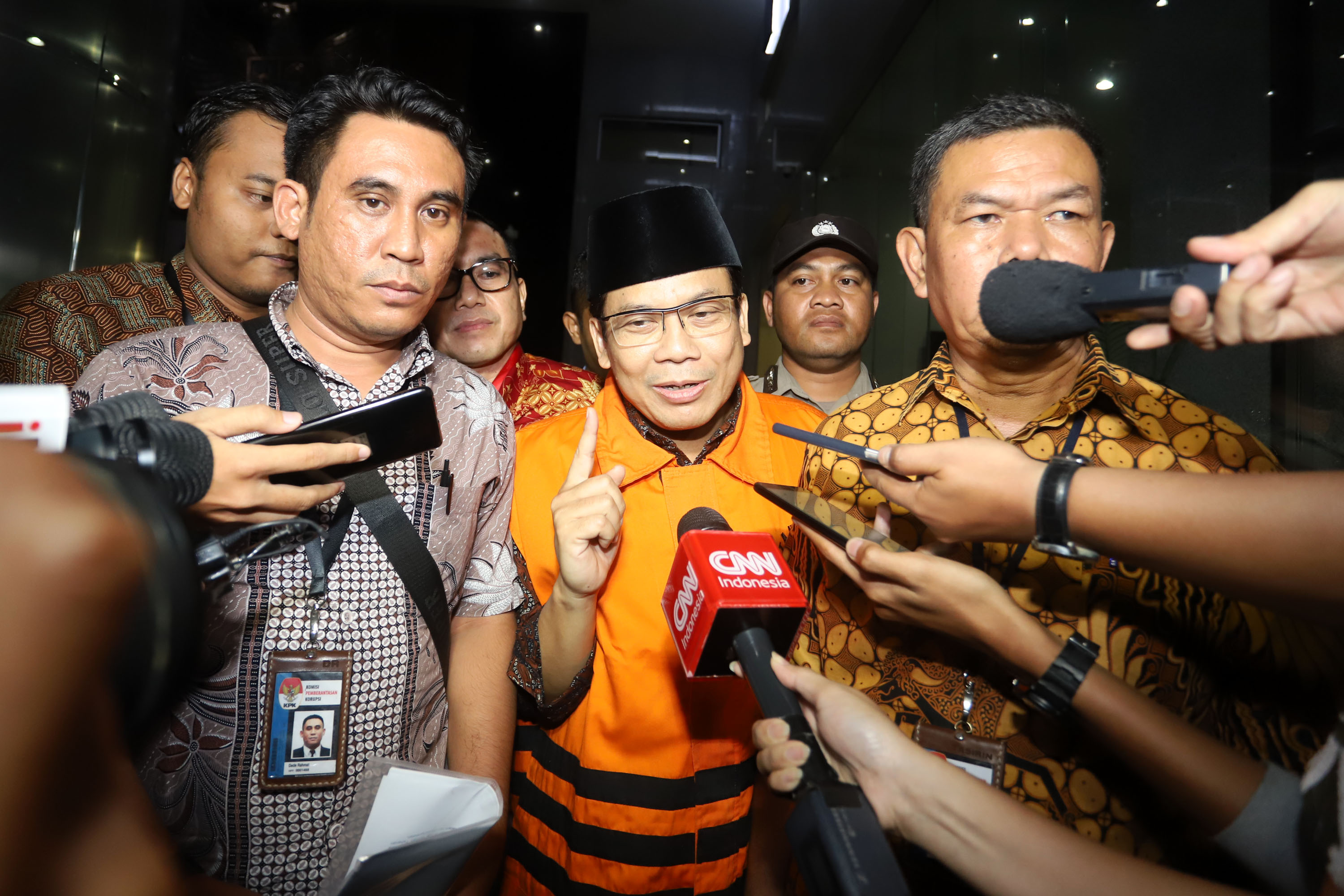 wakil-ketua-dpr-taufik-kurniawan-ditahan-kpk_20181102_193224.jpg