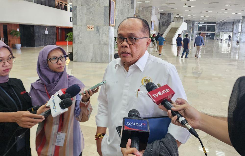 wakil-ketua-komisi-ii-dpr-ri-fraksi-pdip-junimart-girsang-di-kompleks-parlemen-senayan.jpg
