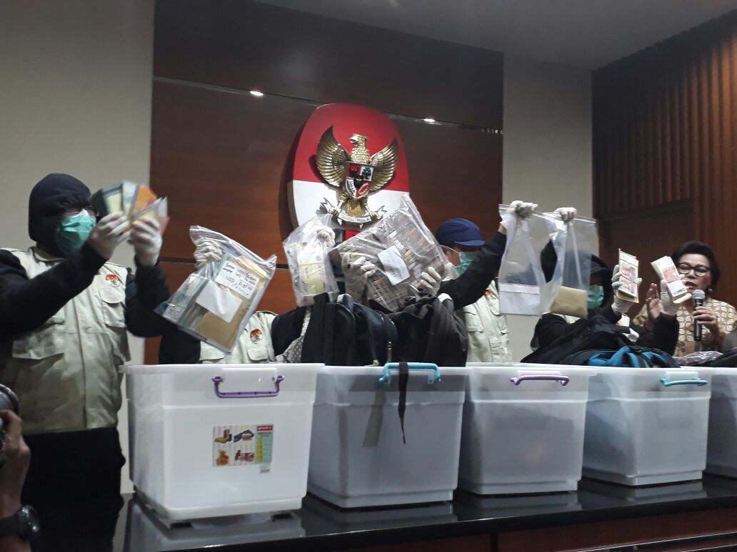 wakil-ketua-kpk-basaria-panjaitan-tonny-budiono_20170825_043824.jpg