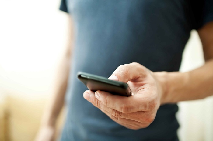 walaupun-terasa-menyenangkan-ternyata-smartphone-bisa-jadi-sumber-penyakit_20180601_145318.jpg