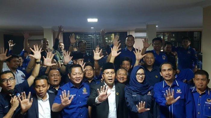 wali-kota-makassar-danny-pomanto-tengah-berpeci-hitam-saat-bersama-p.jpg