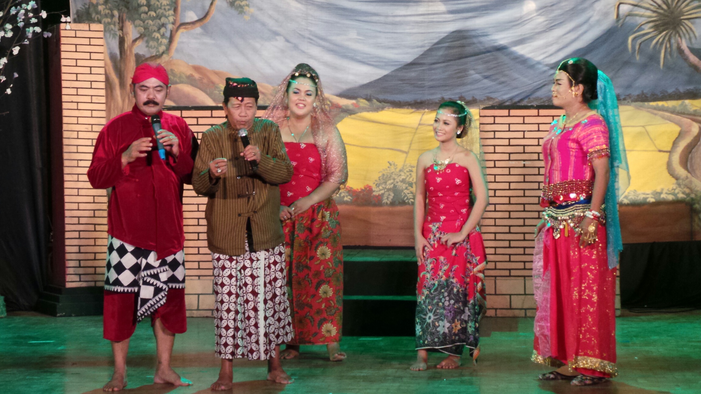 wali-kota-solo-main-ketoprak-bareng-karyawan-kompas-gramedia_20150427_155811.jpg