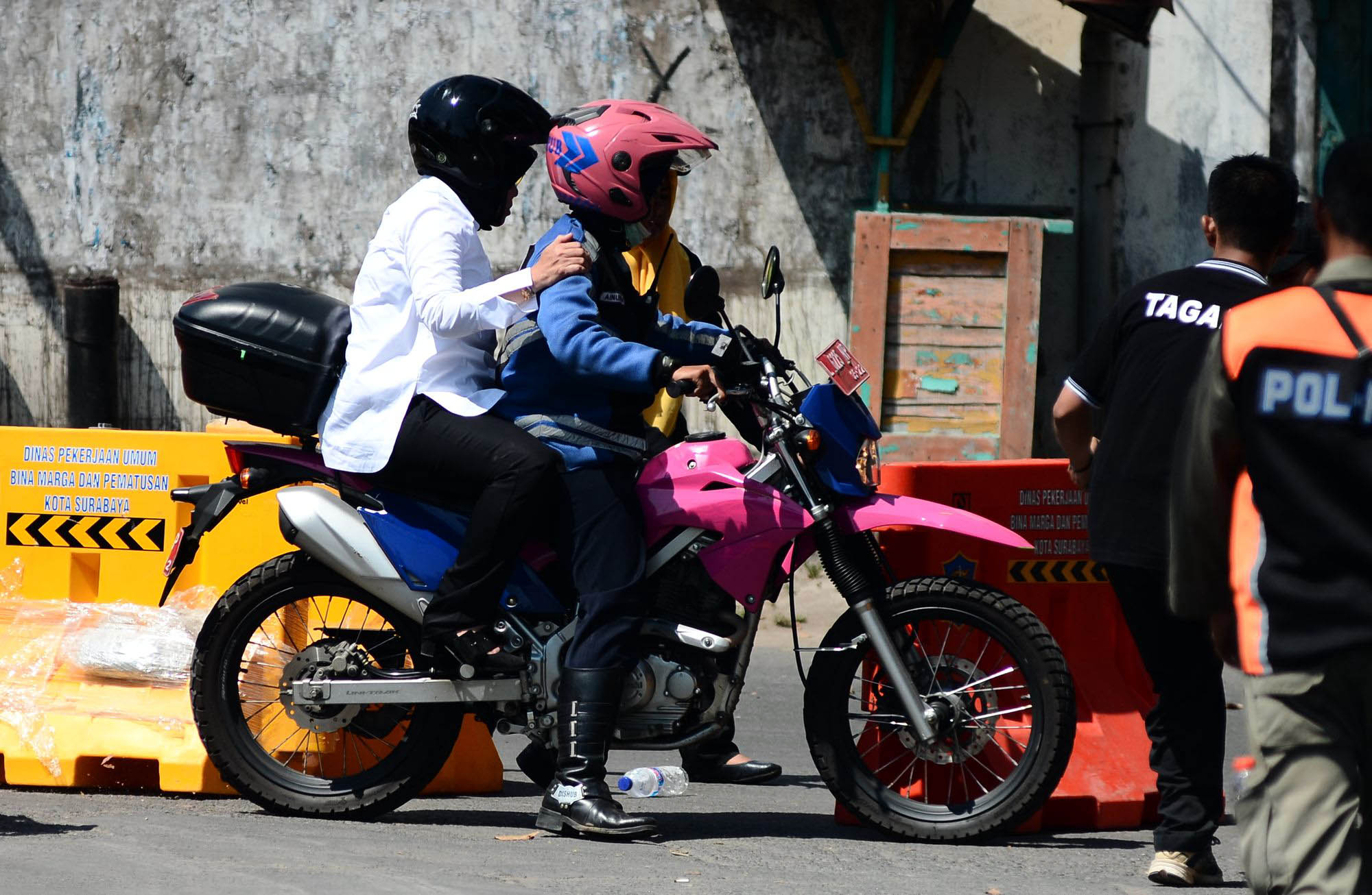wali-kota-surabaya-tinjau-lokasi-ledakan-bom_20180515_011451.jpg