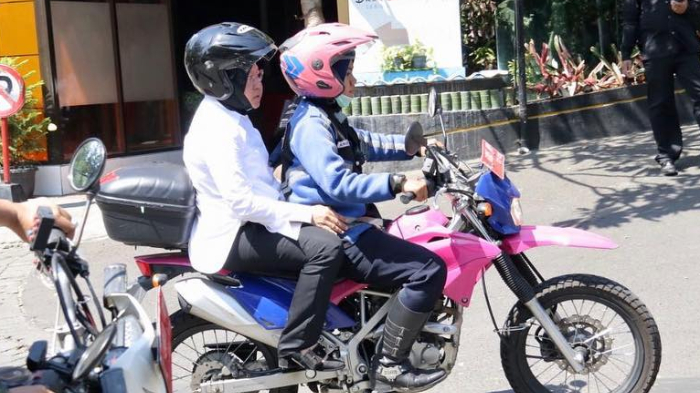 wali-kota-surabaya-tri-rismaharini-melakukan-patroli-keliling-gereja-di-surabaya_20180514_183151.jpg