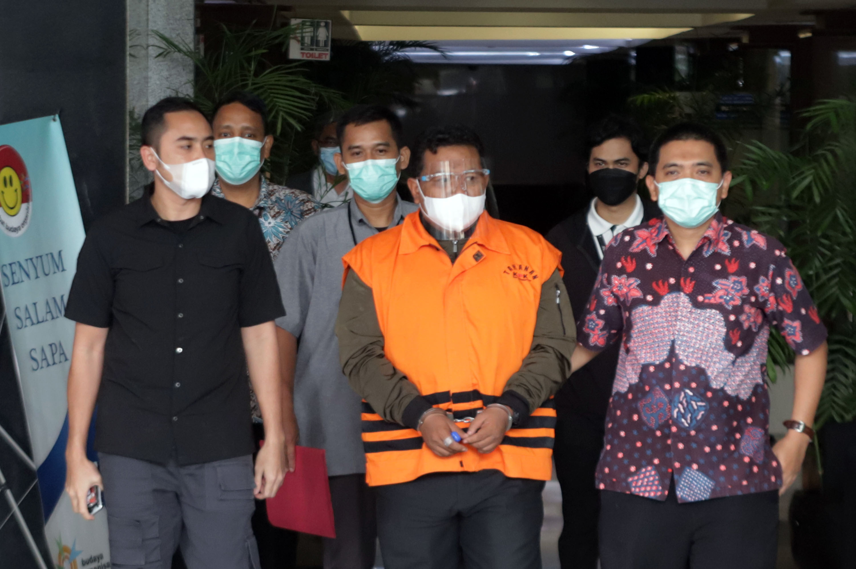 wali-kota-tanjung-balai-ditahan-kpk_20210425_084328.jpg