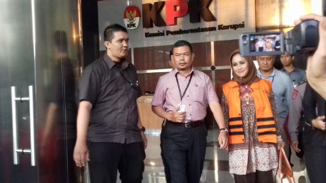 wali-kota-tegal-siti-mashita-soeparno-alias-bunda-siti-resmi-ditahan_20170830_175028.jpg