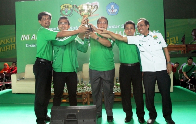 walikota-tasikmalaya-drs-h-budi-budiman-tengah_20150824_231834.jpg