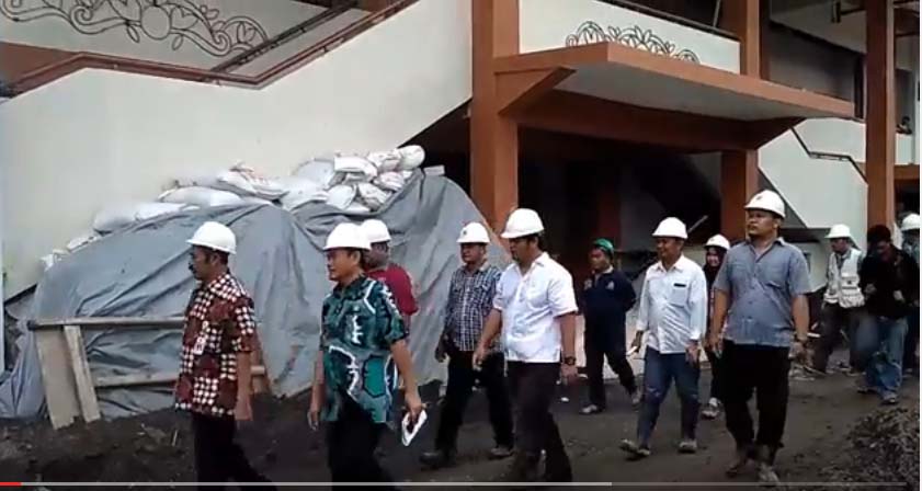 walikota-tinjau-proyek-pembangunan-pasar-klewer-solo_20170118_151727.jpg