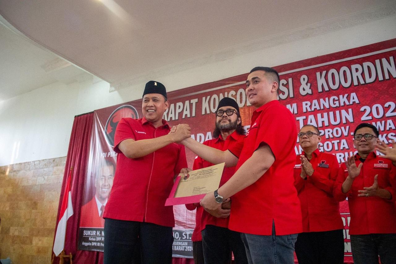 DPP PDIP Berikan Surat Tugas kepada Tri Adhianto untuk Maju di Pilkada Bekasi