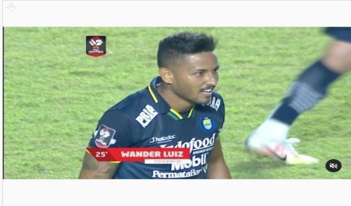 wander-luiz-membawa-persib-bandung-unggul-1-0-atas-persiraja-di-babak-pertama.jpg