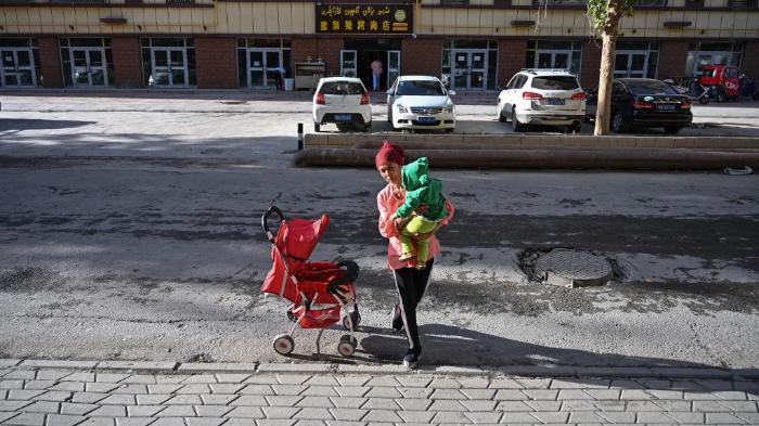 wanita-uighur-menggendong-bayi.jpg