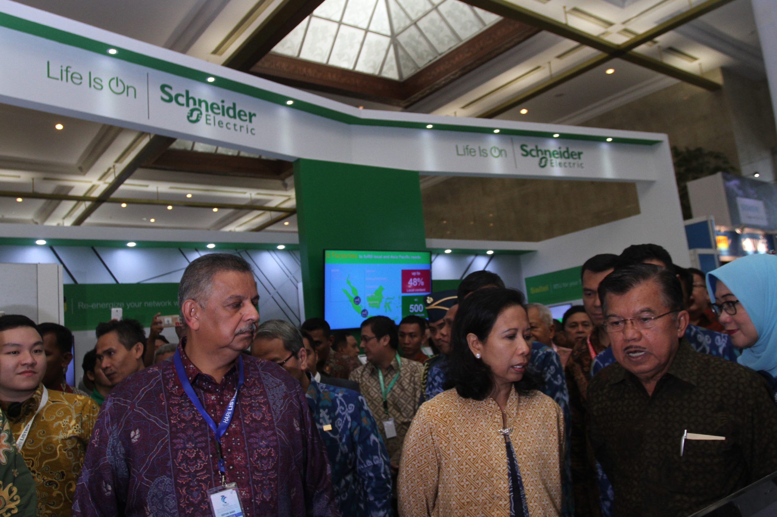 wapres-jk-buka-pameran-ketenagalistrikan_20160930_121403.jpg