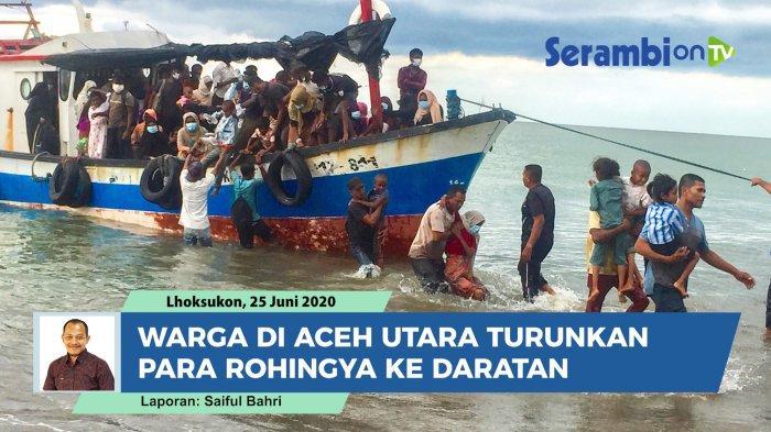 warga-aceh-utara-menurunkan-nelayan-rohingya-dari-kapal.jpg