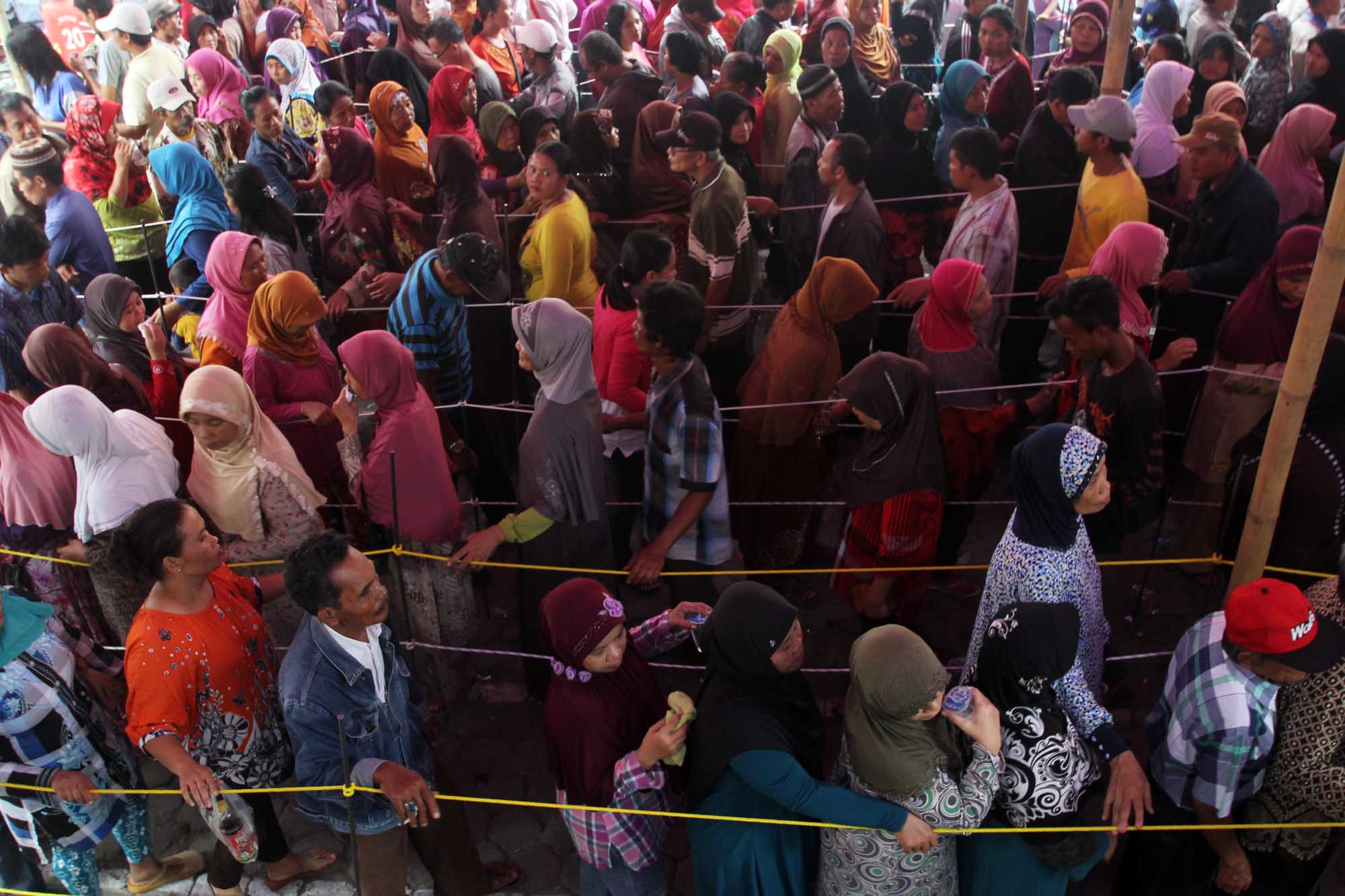 warga-antre-pembagian-dana-psks-di-tangerang_20150413_180900.jpg