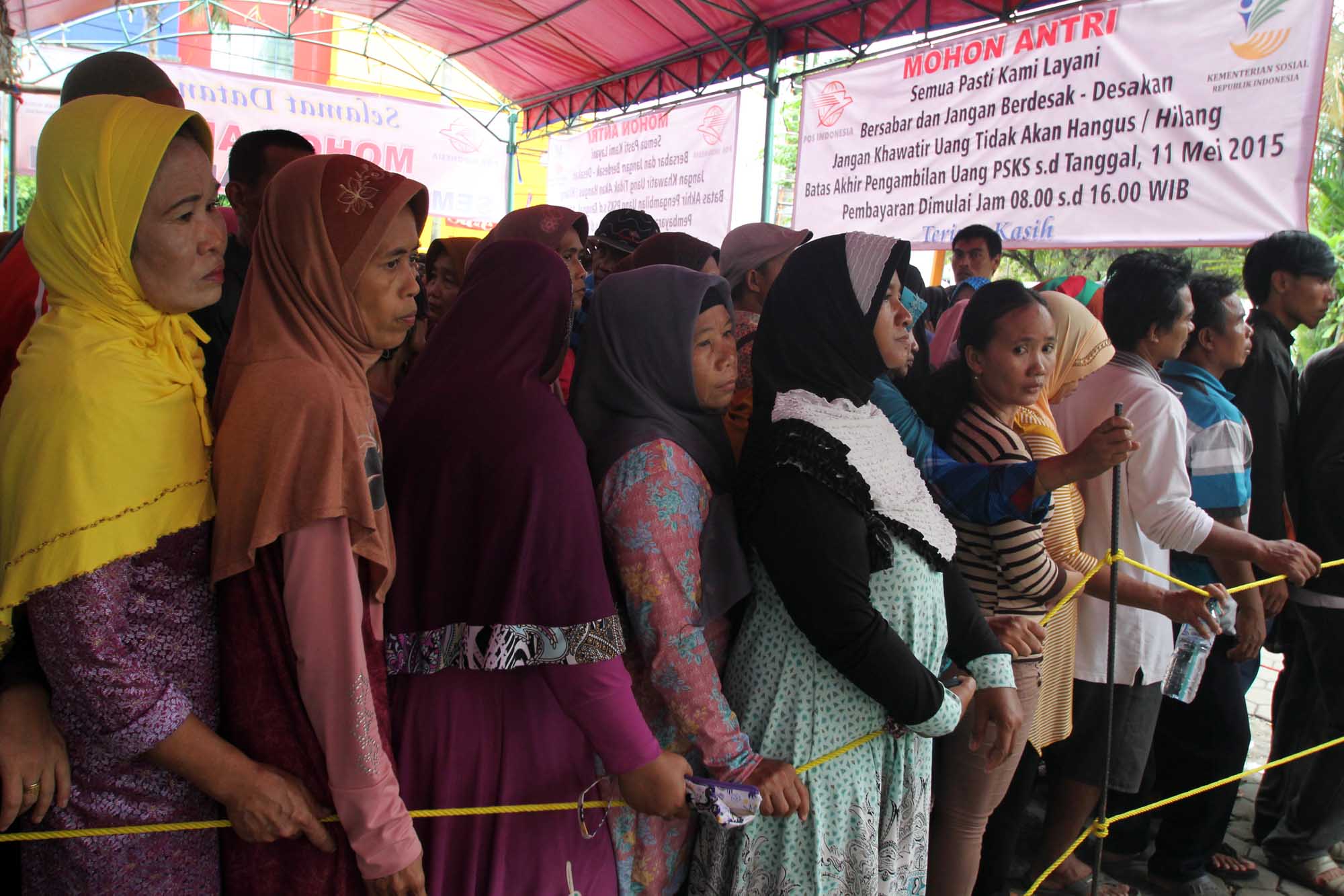 warga-antre-pembagian-dana-psks-di-tangerang_20150413_180918.jpg