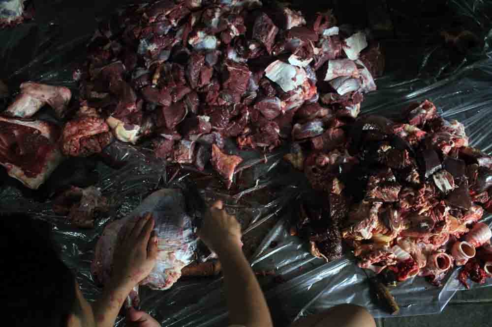 warga-antri-pembagian-daging-kurban-di-kantor-ldii-jakarta_20230629_202422.jpg