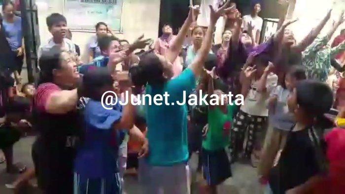 warga-antusias-mengambil-uang-recehan-hingga-lembaran-rp-2-ribuan-yang-melayang.jpg