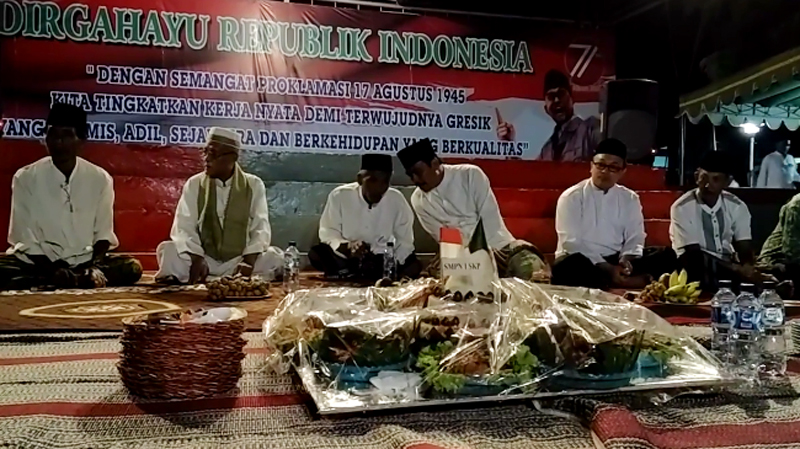 warga-bawean-tumpengan-di-alun-alun_20160817_185233.jpg