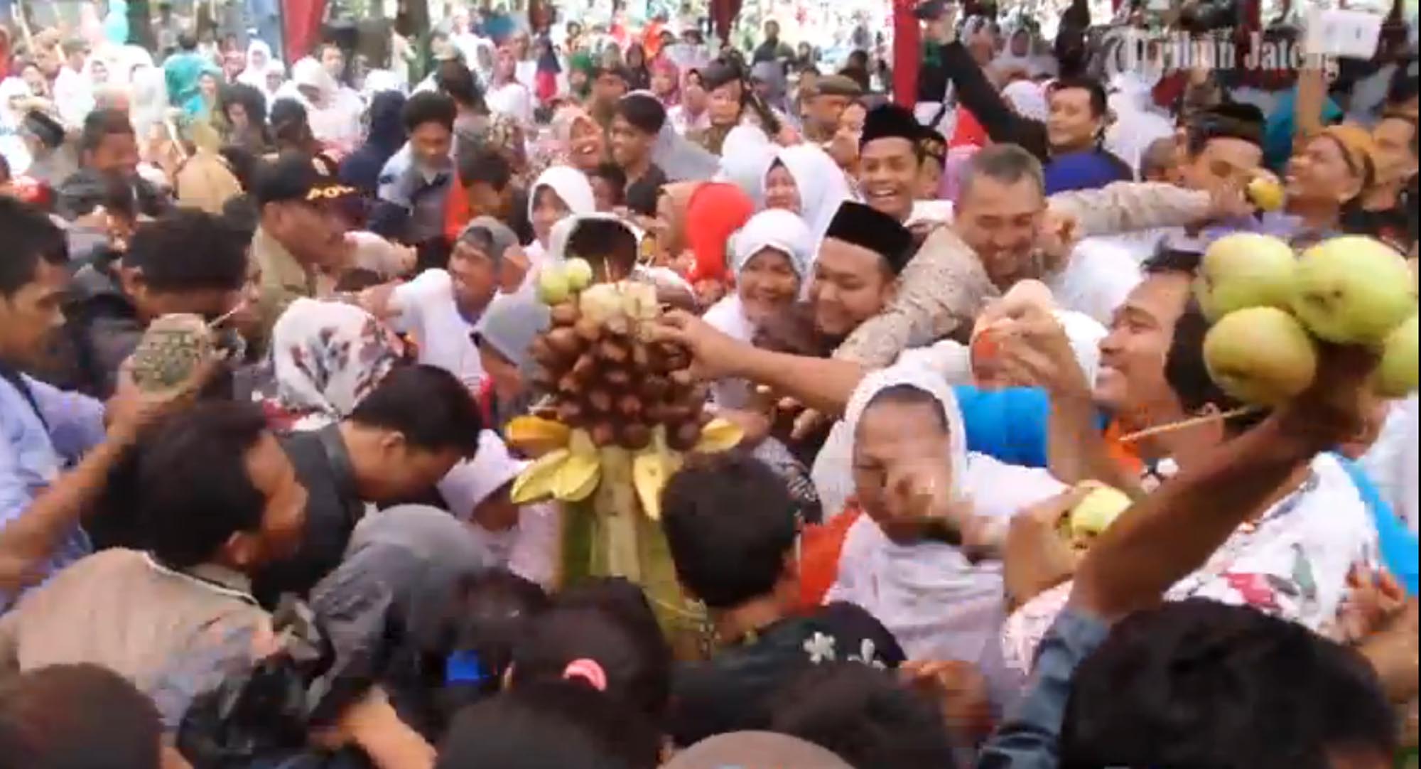 warga-berebut-gunungan-pekalongan_20160401_155413.jpg