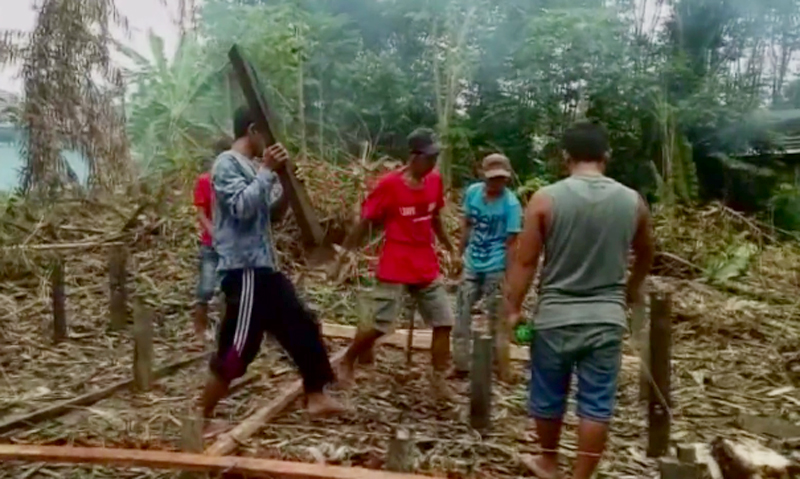 warga-bergotong-royong-membangun-kambali-rumah-yang-ambruk-tertimpa-pohon-jengkol_20170227_221434.jpg