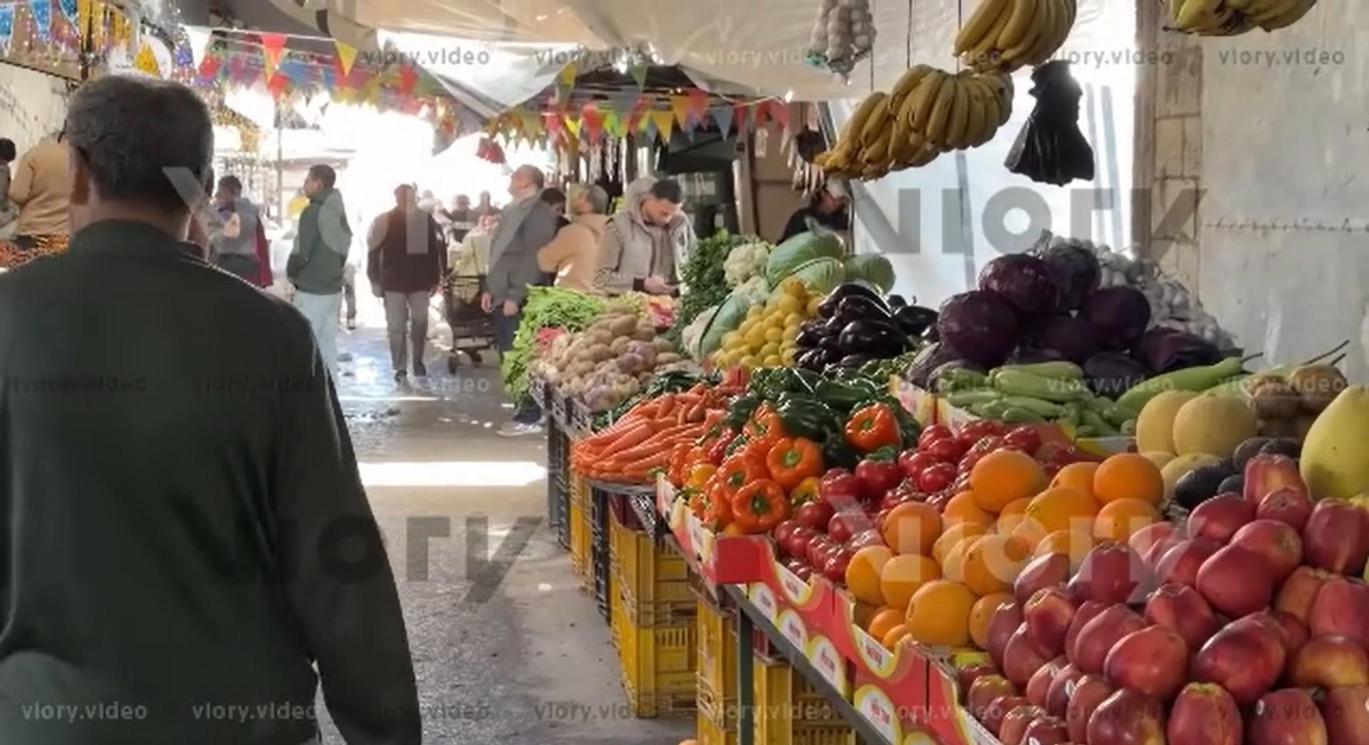 RAMADHAN DI GAZA - Tangkap layar video Viory menampilkan warga berjalan-jalan di pasar Gaza, Rabu (18/2/2026). Warga Gaza menyambut Ramadan dengan kesulitan ekonomi akibat harga pangan yang melonjak.