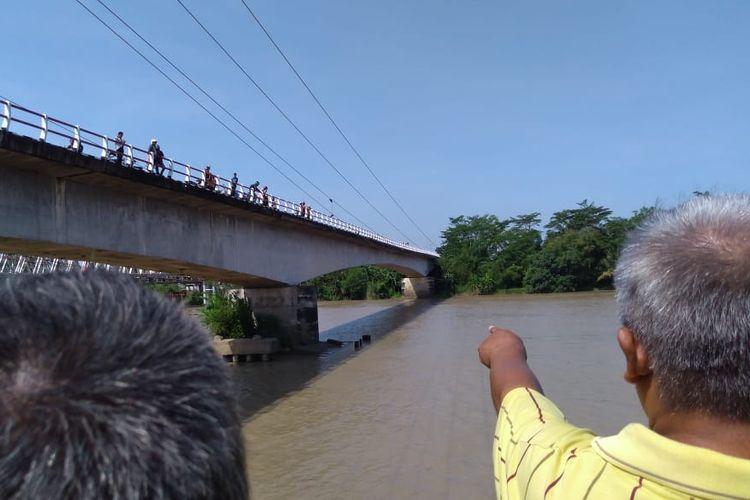 warga-berkerumun-di-sekitar-jembatan-sungai-serayu.jpg