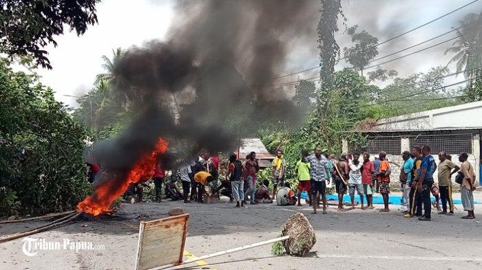 warga-blokade-jalan-di-mimika-papua_1.jpg