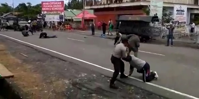 warga-bolmong-mabuk-ini-berkelahi-dengan-polisi_20161027_192304.jpg