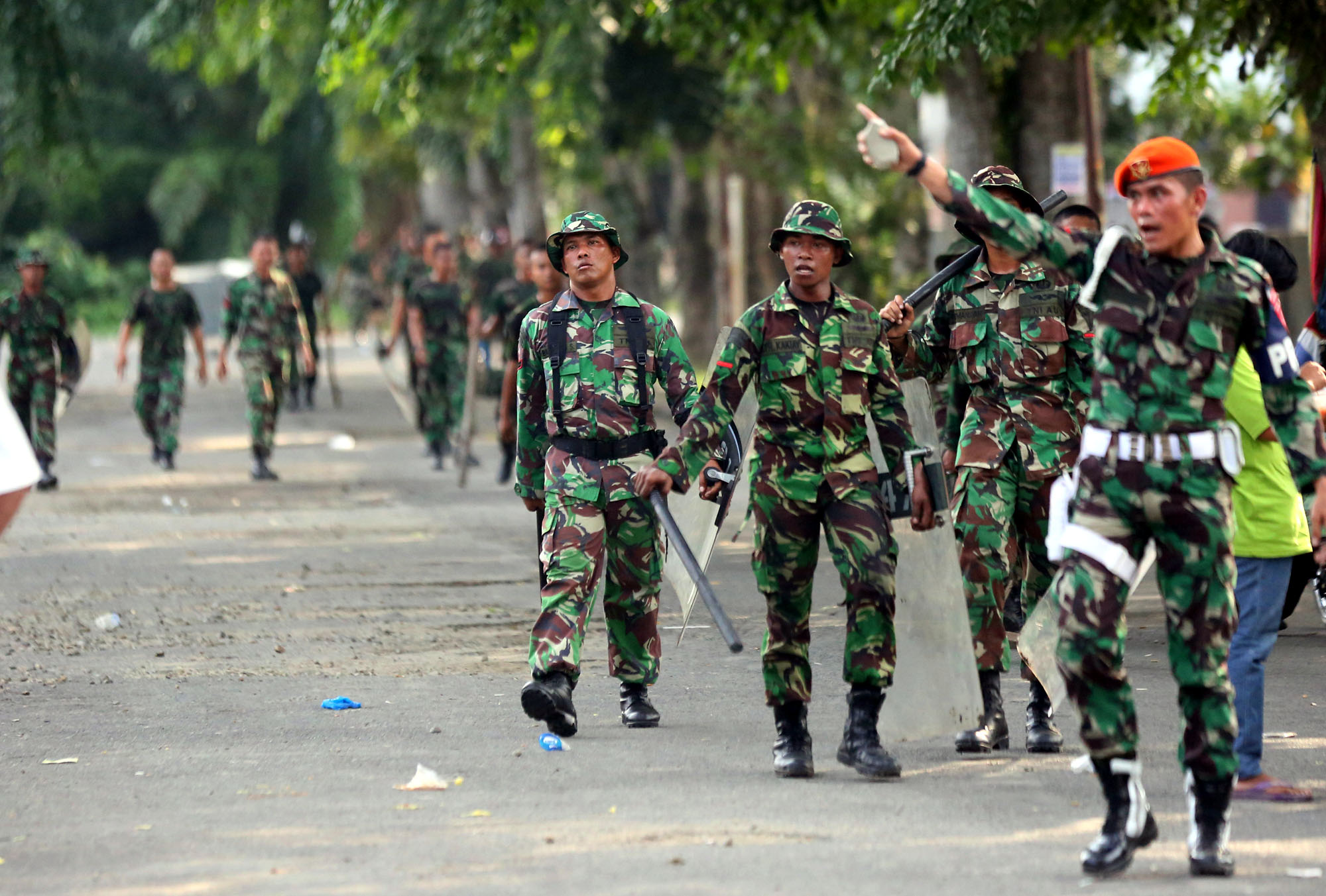 warga-demo-aparat-represif_20160815_235320.jpg