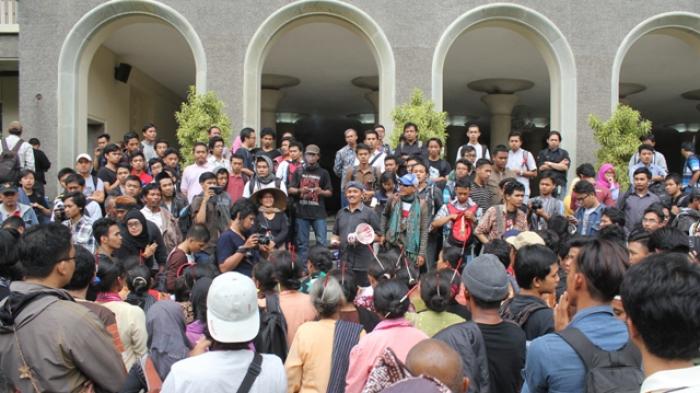warga-gunung-kendeng-tolak-pabrik-semen_20150320_193811.jpg