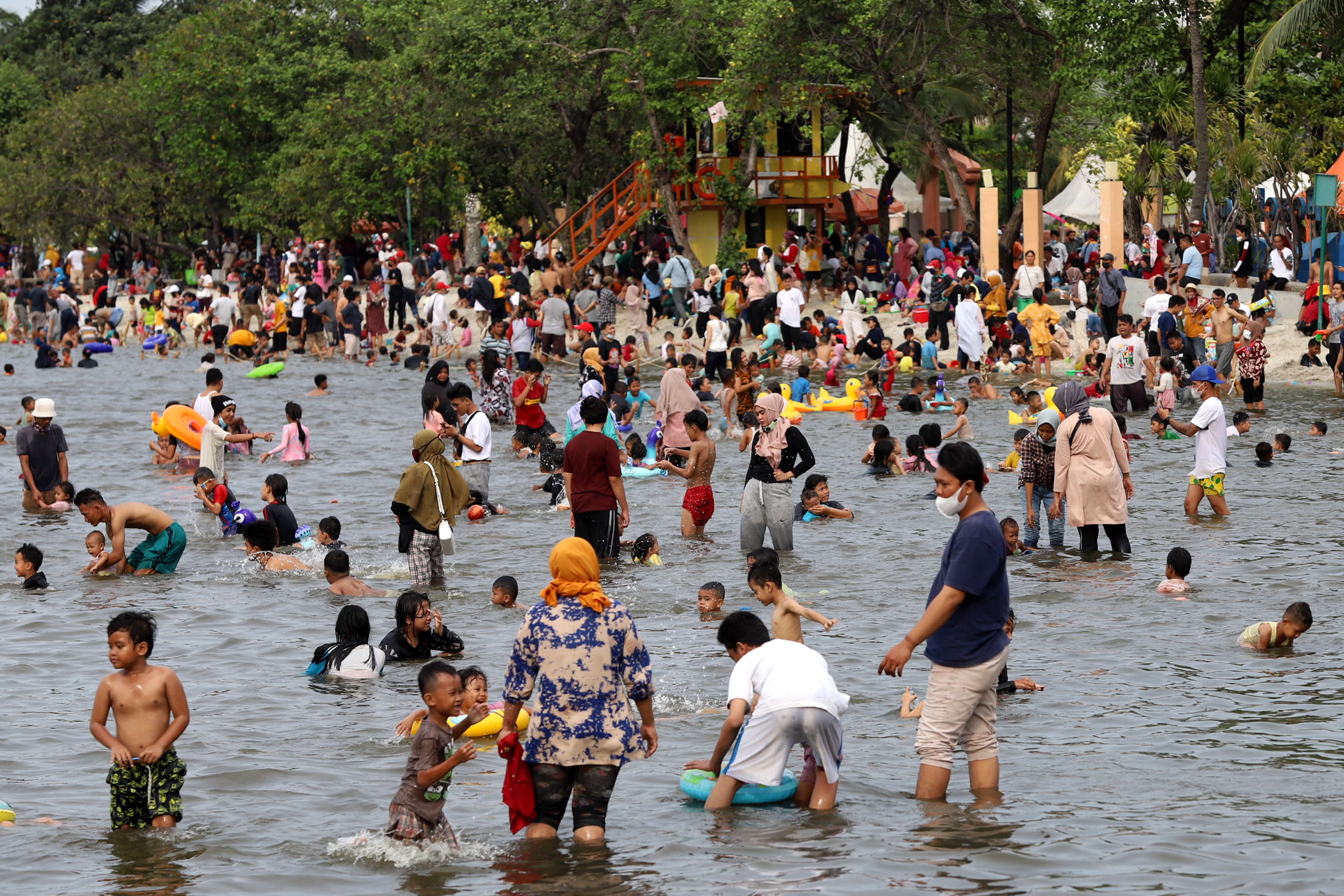 warga-jakarta-serbu-ancol-di-hari-kedua-lebaran_20210515_113025.jpg