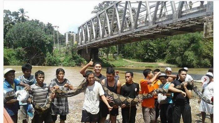 warga-jorong-pudak-sijunjung-bersama-tim-bpbd-berhasi.jpg