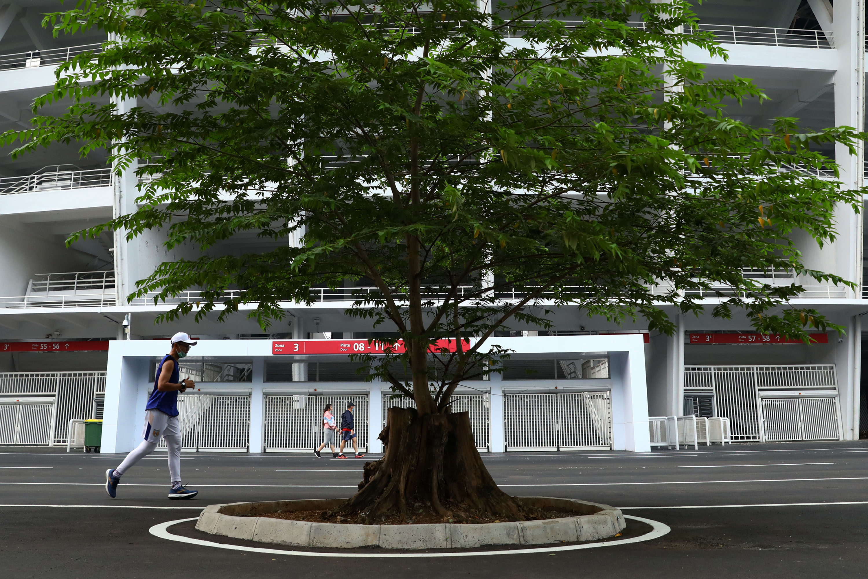 warga-kembali-berolahraga-di-stadion-gbk_20200605_190651.jpg
