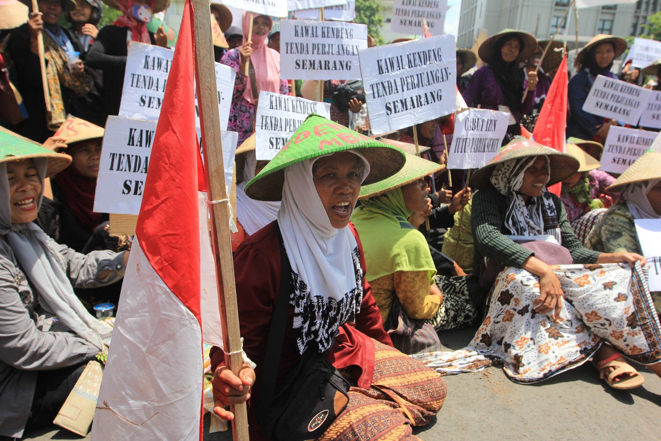 warga-kendeng-tolak-pembangunan-pabrik-semen_20161220_151507.jpg