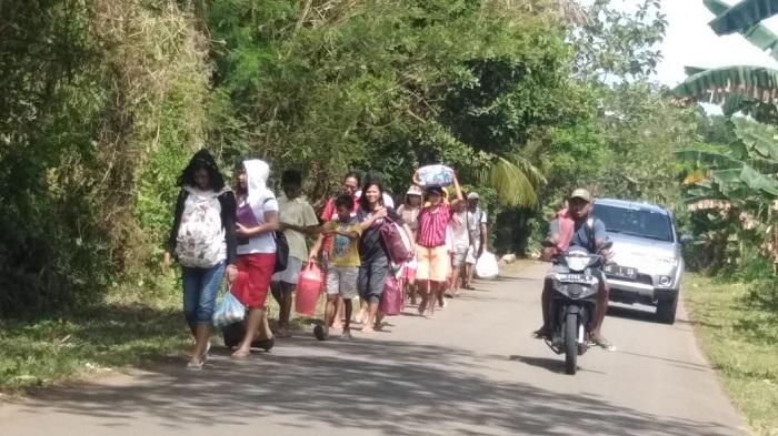 warga-lari-ke-gunung-akibat-gempa-ambon.jpg