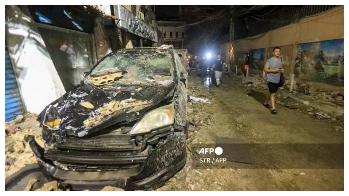 warga-lebanon-berjalan.jpg